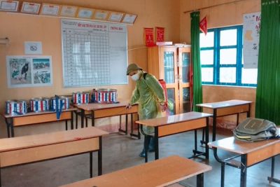 Cán bộ giáo viên toàn trường tích cực tham gia các hoạt động lao động dọn vệ sinh phòng chống dịch covid-19 tại trường TH Hoàng Văn Thụ, trong thời gian học sinh nghỉ học để phòng tránh dịch.